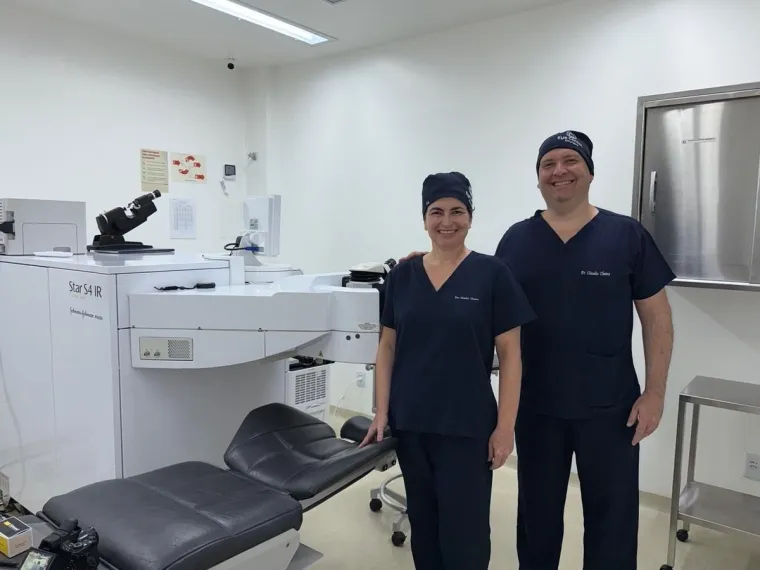 Equipe médica da Eye Center no centro cirúrgico com laser